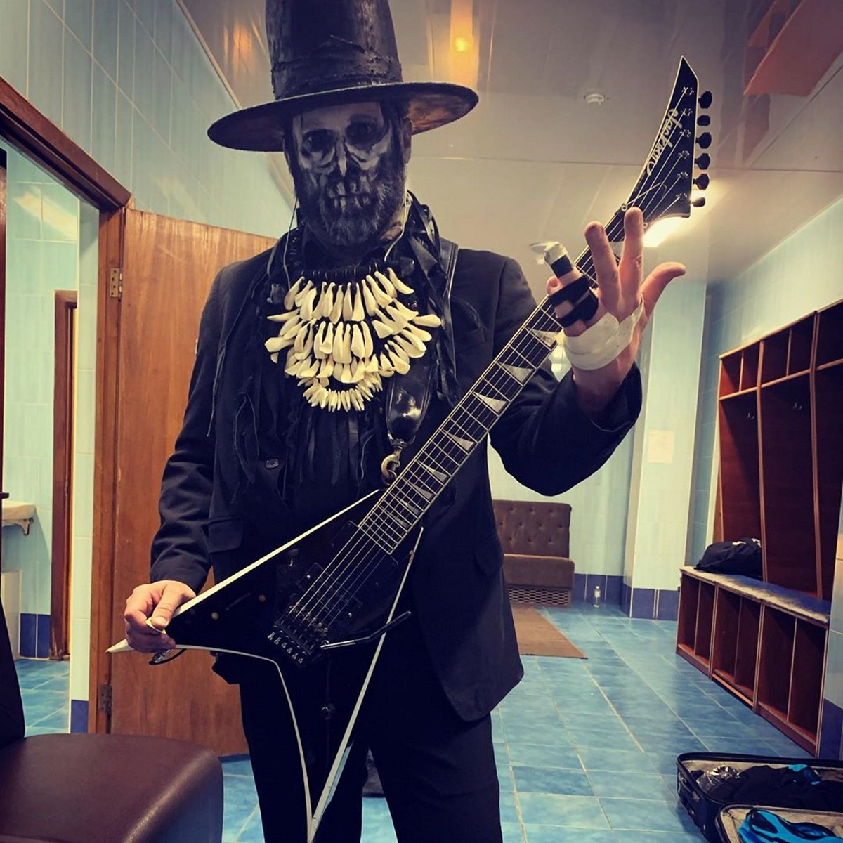 Wes Borland: New Look + Plays With Broken Hand