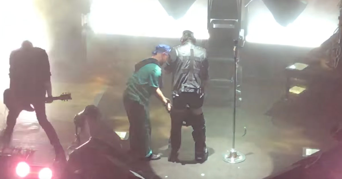 Marilyn Manson Requires Roadie Assistance To Pull Up Pants.
