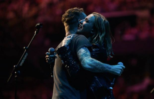 Corey Taylor Joins Halestorm Onstage To Cover Of Temple Of The Dogs 'Hunger Strike'!