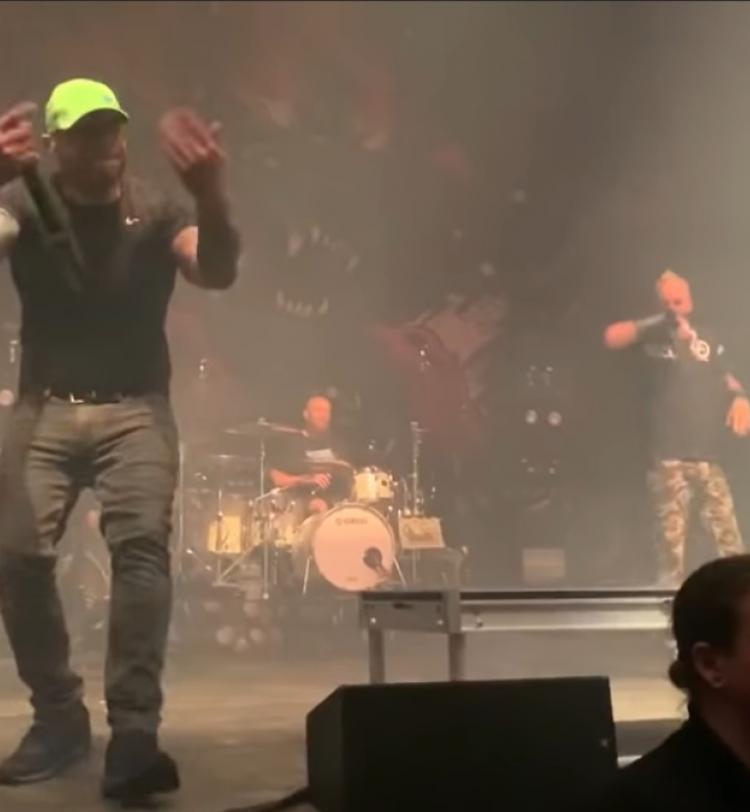 Howard Jones Joins Killswitch Engage On-Stage