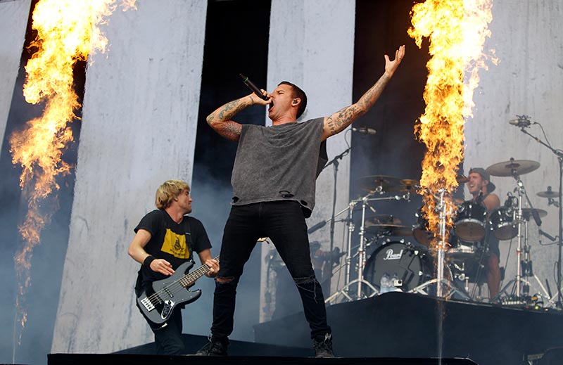 Jia O'Connor and Winston McCall of Parkway Drive perform on Day 2 of Reading Festival at Richfield Avenue on August 27, 2016 in Reading, England. (Photo by Chiaki Nozu/Getty Images)