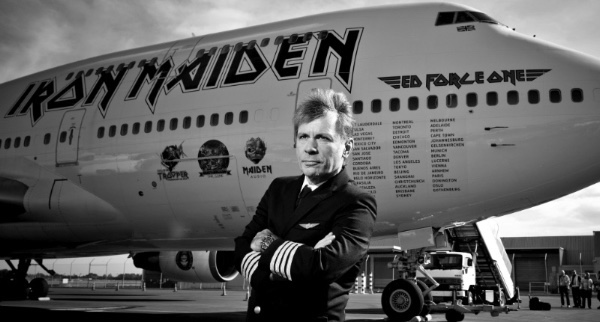 Bruce Dickinson in front of Ed Force One